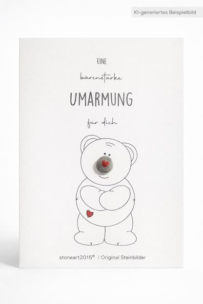 Handgemachte weiße Klappkarte mit Kieselstein, mit Spruch „Eine bärenstarke Umarmung für dich" und Bär
