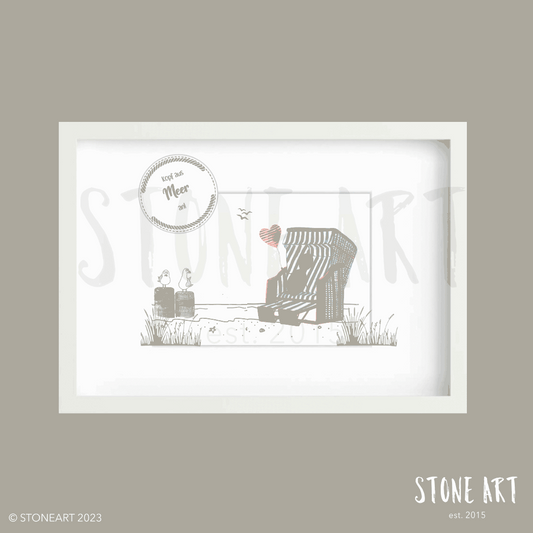 Handgemachtes maritimes Steinbild mit Strandkorb und Meer von Stoneart2015, verziert mit Natursteinen und einem individuellen Spruch. Perfekte Wanddeko für Nordsee- und Ostsee-Liebhaber.