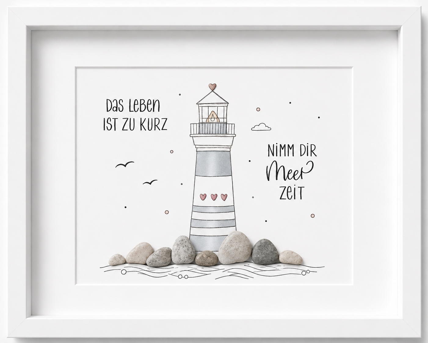 Handgefertigtes Steinbild mit Leuchtturm aus echten Kieselsteinen und dem Spruch „Das Leben ist zu kurz – Nimm dir Meer Zeit“ im weißen Rahmen.