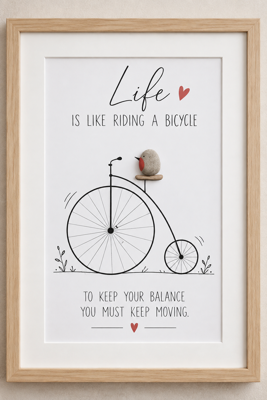 Kieselsteinbild Vogel auf einem Hochrad „Life is like riding a bicycle. To keep your balance you must keep moving." – motivierendes Geschenk für Optimisten, handgemachtes Steinbild