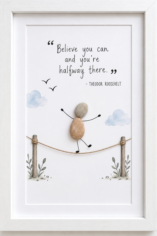Kieselsteinbild Steinfigur balanciert auf einem Seil zwischen zwei Pfosten „Believe you can and you're halfway there. – Theodor Roosevelt" – motivierendes Geschenk mit Zitat, handgemachtes Steinbild