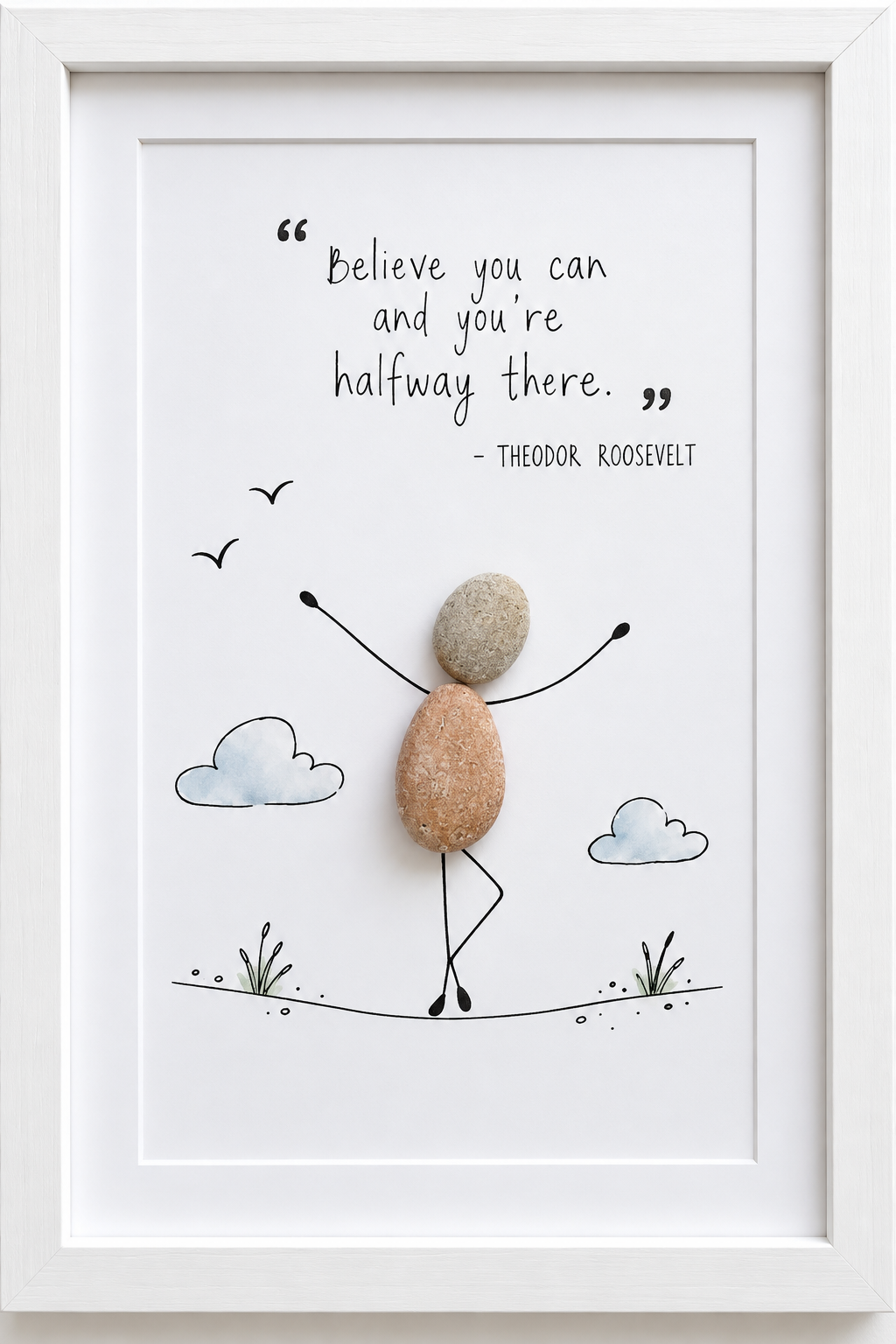 Kieselsteinbild tanzende Steinfigur mit Wolken und Vögeln „Believe you can and you're halfway there. – Theodor Roosevelt" – motivierendes Geschenk mit Zitat, handgemachtes Steinbild