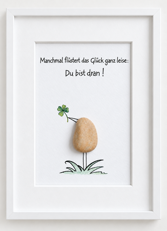 Kieselsteinbild Kieselstein mit vierblättrigem Kleeblatt im Gras „Manchmal flüstert das Glück ganz leise: Du bist dran!" – kleines Mutmach-Geschenk, handgemachtes Steinbild