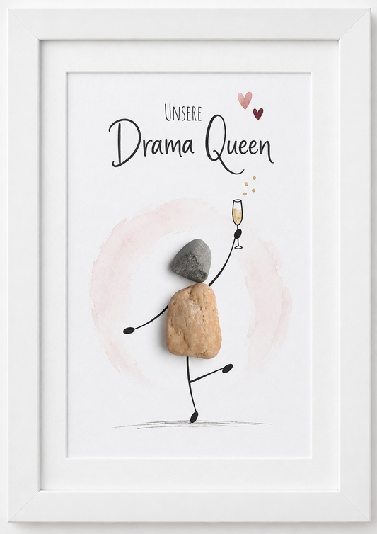 Kieselsteinbild tanzende Steinfigur mit Sektglas „Unsere Drama Queen" – humorvolles Geschenk für Freundinnen, handgemachtes Steinbild