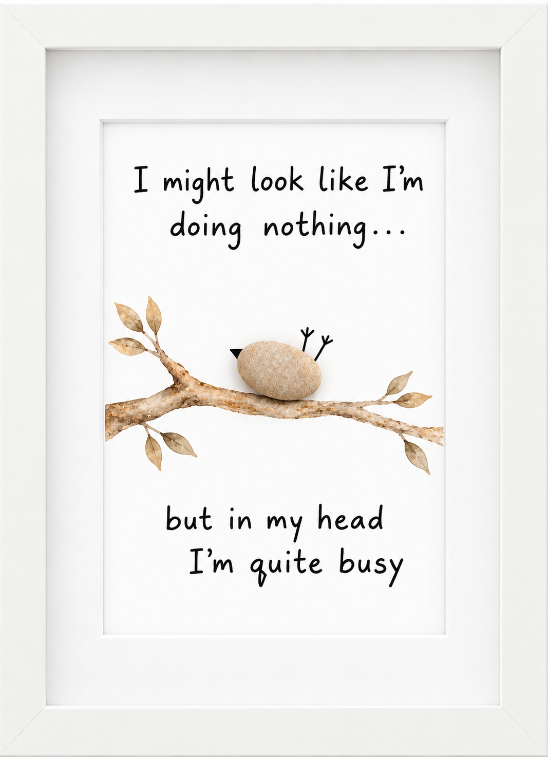 Kieselsteinbild Vogel auf Ast mit Spruch I might look like I'm doing nothing – humorvolles Geschenk, handgemachtes Steinbild