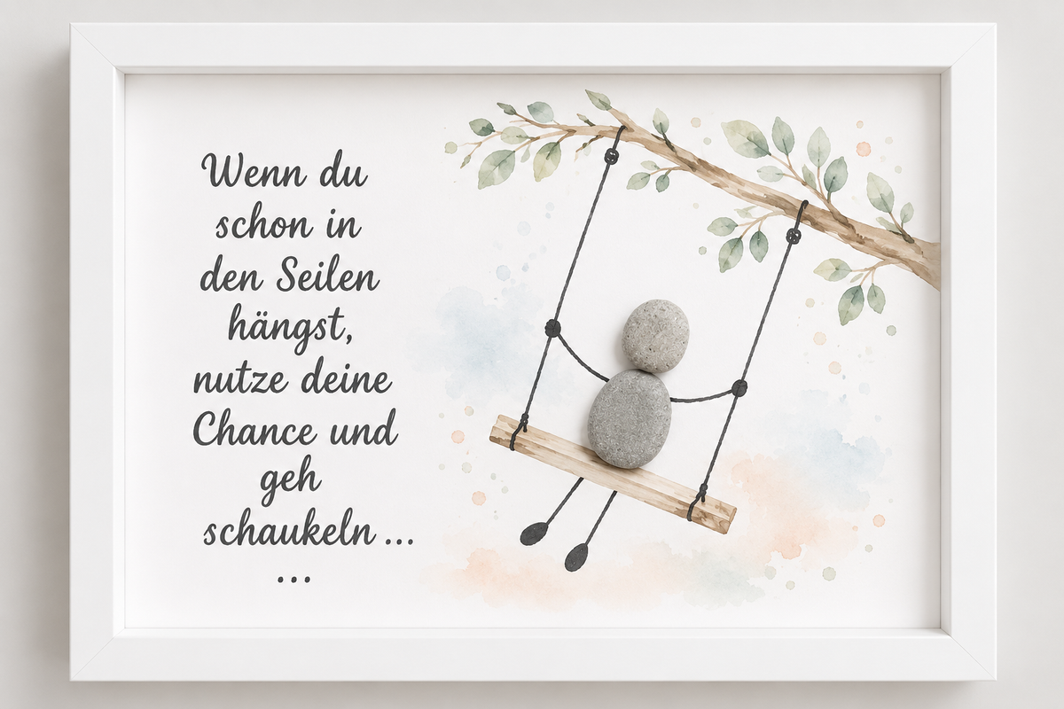 Kieselsteinbild Steinfigur auf einer Schaukel im Baum „Wenn du schon in den Seilen hängst, nutze deine Chance und geh schaukeln …“ – humorvolles Mutmach-Geschenk, handgemachtes Steinbild