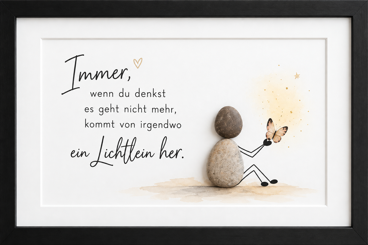 Kieselsteinbild sitzende Steinfigur hält einen Schmetterling „Immer, wenn du denkst es geht nicht mehr, kommt von irgendwo ein Lichtlein her.“ – Mutmach-Geschenk in schwierigen Zeiten, handgemachtes Steinbild