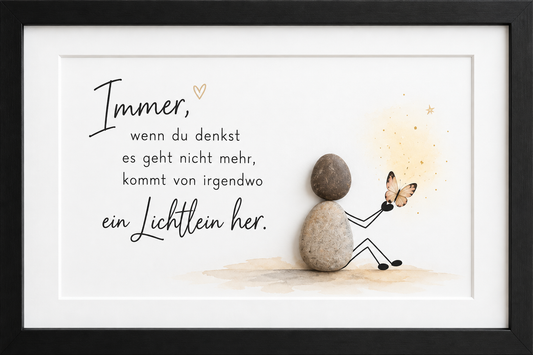 Kieselsteinbild sitzende Steinfigur hält einen Schmetterling „Immer, wenn du denkst es geht nicht mehr, kommt von irgendwo ein Lichtlein her.“ – Mutmach-Geschenk in schwierigen Zeiten, handgemachtes Steinbild