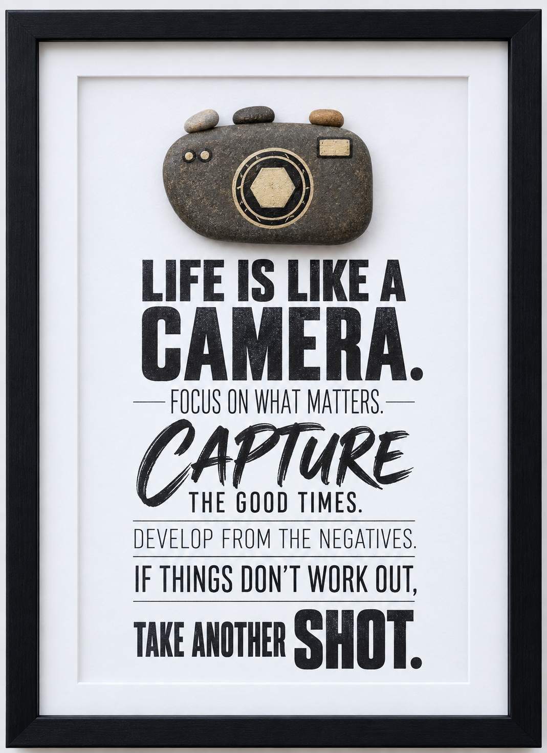 Kieselsteinbild Kamera aus Kieselsteinen „Life is like a camera. Focus on what matters. Capture the good times.“ – englisches Geschenk für Fotografie-Fans, handgemachtes Steinbild
