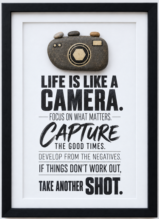Kieselsteinbild Kamera aus Kieselsteinen „Life is like a camera. Focus on what matters. Capture the good times.“ – englisches Geschenk für Fotografie-Fans, handgemachtes Steinbild