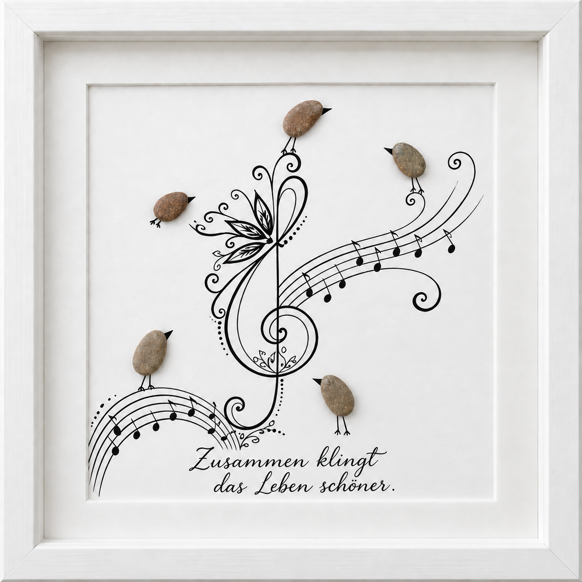 Kieselsteinbild verzierter Notenschlüssel mit fünf Vögeln auf Notenlinien „Zusammen klingt das Leben schöner." – Geschenk für Musikliebhaber und Chormitglieder, handgemachtes Steinbild