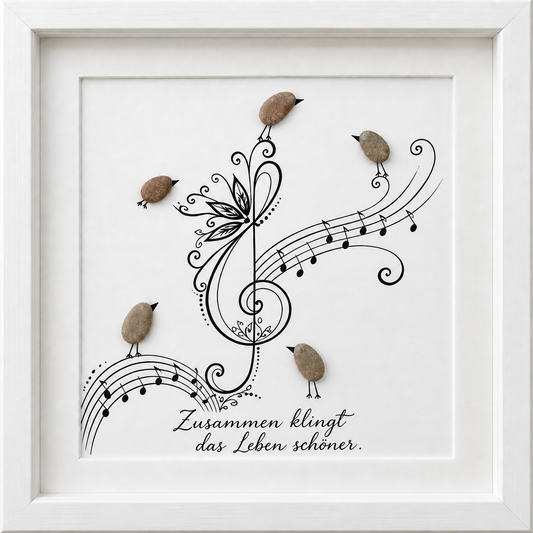 Kieselsteinbild verzierter Notenschlüssel mit fünf Vögeln auf Notenlinien „Zusammen klingt das Leben schöner." – Geschenk für Musikliebhaber und Chormitglieder, handgemachtes Steinbild