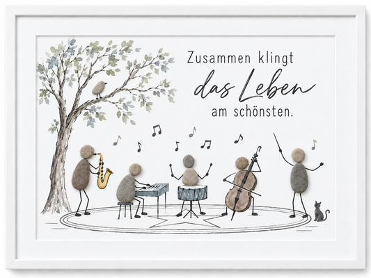 Kieselsteinbild fünfköpfige Steinfiguren-Band (Saxophon, Keyboard, Schlagzeug, Kontrabass, Dirigent) unter einem Baum mit Vogel und Katze „Zusammen klingt das Leben am schönsten." – Geschenk für Bands, Orchester oder Musikgruppen, handgemachtes Steinbild