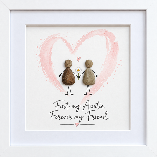 Kieselsteinbild zwei Steinfiguren halten sich an den Händen mit Gänseblümchen vor rosa Herz „First my Auntie. Forever my Friend.“ – Geschenk für die Patentante, handgemachtes Steinbild