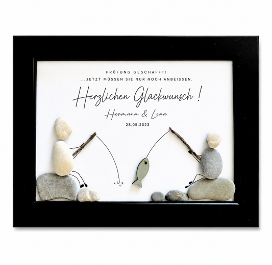 Kieselsteinbild Anglerprüfung bestanden – Geschenk für Angler, handgemachtes Steinbild