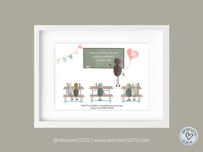 Handgemachtes Lehrerbild aus Steinen als Abschiedsgeschenk, mit Tafel, Schülern auf Bänken und Luftballon in Herzform – personalisierbar mit Namen der Schüler.