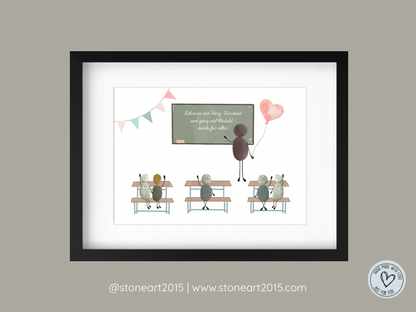 Handgemachtes Lehrerbild aus Steinen als Abschiedsgeschenk, mit Tafel, Schülern auf Bänken und Luftballon in Herzform – personalisierbar mit Namen der Schüler.