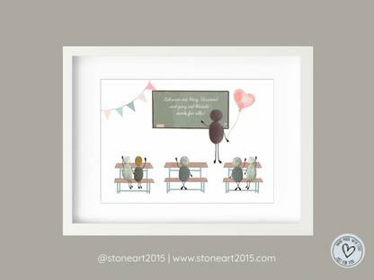 Handgemachtes Lehrerbild aus Steinen als Abschiedsgeschenk, mit Tafel, Schülern auf Bänken und Luftballon in Herzform – personalisierbar mit Namen der Schüler.