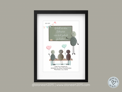 Handgemachtes Steinbild als Abschiedsgeschenk für Lehrerin – mit Kindern auf Bänken, Lehrerin vorne und dem Tafeltext „Glück ist, eine Lehrerin wie dich gehabt zu haben.“