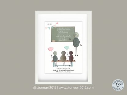 Handgemachtes Steinbild als Abschiedsgeschenk für Lehrerin – mit Kindern auf Bänken, Lehrerin vorne und dem Tafeltext „Glück ist, eine Lehrerin wie dich gehabt zu haben.“