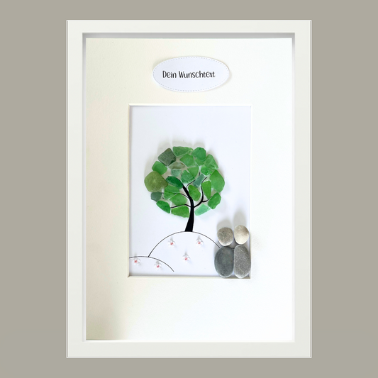 Personalisierbares Steinbild mit zwei Figuren unter grünem Baum – Geschenk zur Hochzeit oder Jahrestag