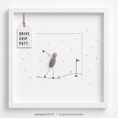 Steinbild mit einem Golfspieler aus Kieselsteinen beim Abschlag mit Golfschläger, Golfball und gezeichneter Fahne am Loch, Schriftzug Drive Chip Putt
