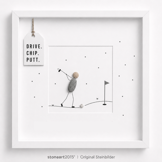 Steinbild mit einem Golfspieler aus Kieselsteinen beim Abschlag mit Golfschläger, Golfball und gezeichneter Fahne am Loch, Schriftzug Drive Chip Putt