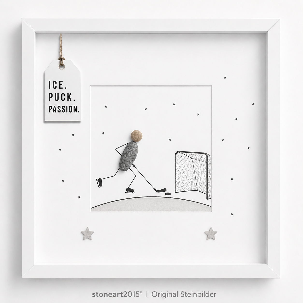 Steinbild mit einem Eishockeyspieler aus Kieselsteinen mit Schläger und Puck vor einem gezeichneten Tor, Schriftzug Ice Puck Passion