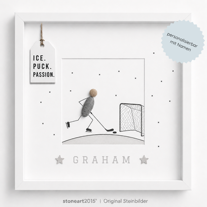 Steinbild mit einem Eishockeyspieler aus Kieselsteinen mit Schläger und Puck vor einem gezeichneten Tor, Schriftzug Ice Puck Passion. Personalisierter Name Graham.