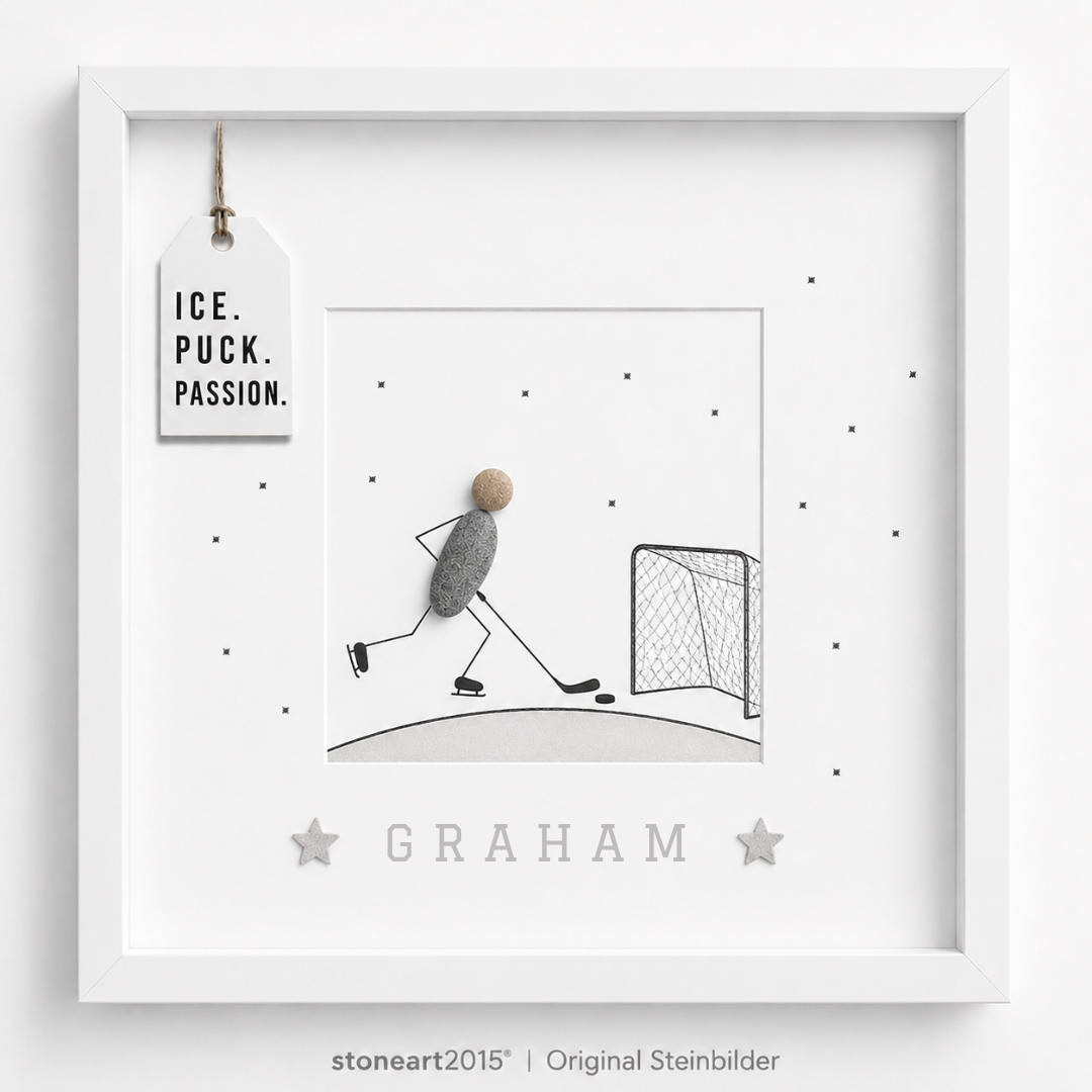 Steinbild mit einem Eishockeyspieler aus Kieselsteinen mit Schläger und Puck vor einem gezeichneten Tor, Schriftzug Ice Puck Passion