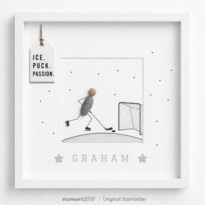 Steinbild mit einem Eishockeyspieler aus Kieselsteinen mit Schläger und Puck vor einem gezeichneten Tor, Schriftzug Ice Puck Passion