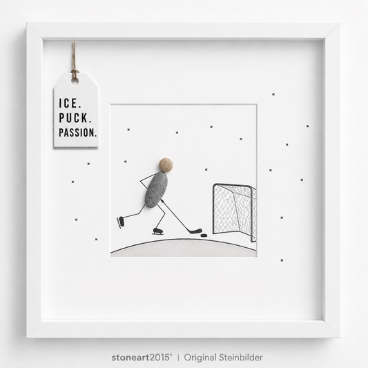 Steinbild mit einem Eishockeyspieler aus Kieselsteinen mit Schläger und Puck vor einem gezeichneten Tor, Schriftzug Ice Puck Passion