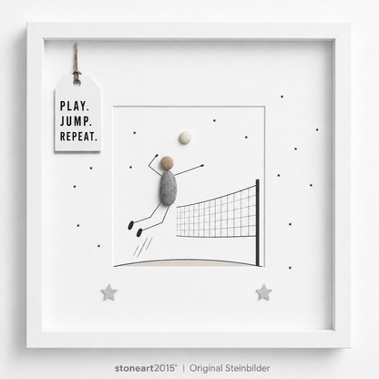 Steinbild mit einem Volleyballspieler aus Kieselsteinen, der über ein gezeichnetes Netz zum Angriff springt, kleine Sterne, Schriftzug Play Jump Repeat