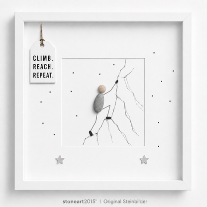 Steinbild mit einem Kletterer aus Kieselsteinen an einer gezeichneten Kletterwand, kleine Sterne, Schriftzug Climb Reach Repeat