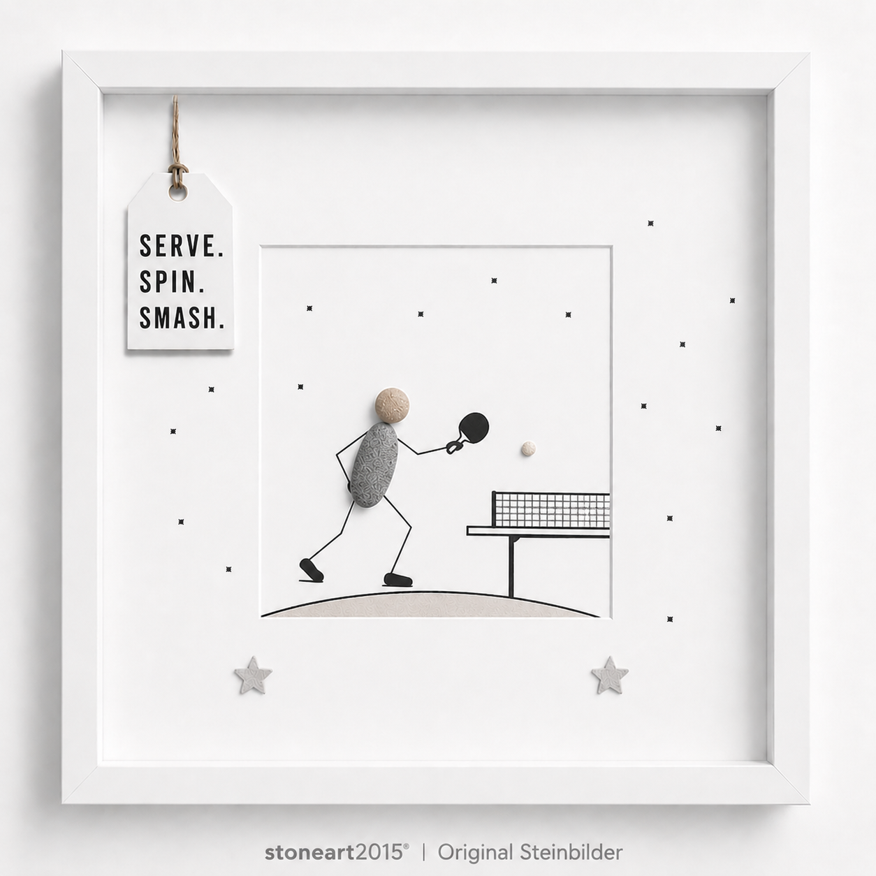 Steinbild mit einem Tischtennisspieler aus Kieselsteinen mit Schläger und Ball an einer gezeichneten Tischtennisplatte, kleine Sterne, Schriftzug Serve Spin Smash