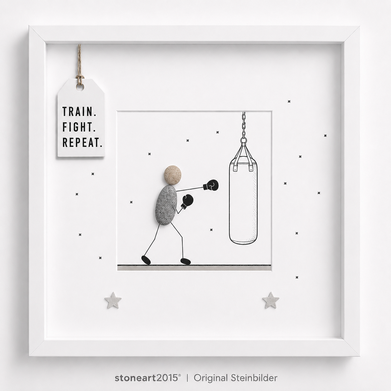 Handgefertigtes Steinbild Boxen aus Kieselsteinen, Boxer am Sandsack, mit Spruch Train Fight Repeat.