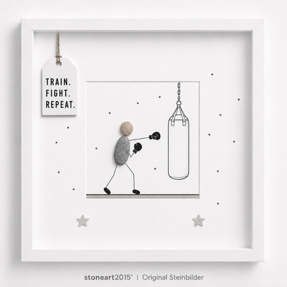Handgefertigtes Steinbild Boxen aus Kieselsteinen, Boxer am Sandsack, mit Spruch Train Fight Repeat.