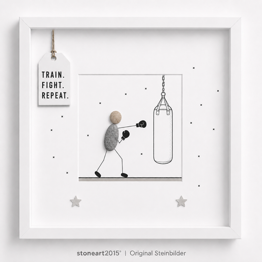 Handgefertigtes Steinbild Boxen aus Kieselsteinen, Boxer am Sandsack, mit Spruch Train Fight Repeat.
