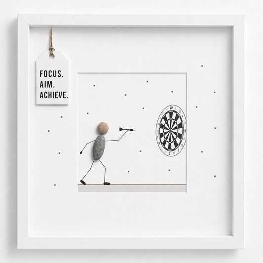 Steinbild Dart mit Kieselsteinen – Dartspieler zielt auf Dartscheibe, Focus Aim Achieve
