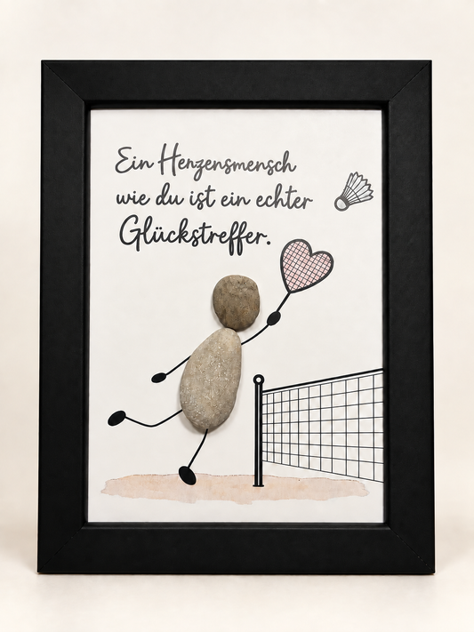 Kieselsteinbild Steinfigur beim Badminton mit Herz-Schläger „Ein Herzensmensch wie du ist ein echter Glückstreffer.“ – Geschenk für Badminton-Fans, handgemachtes Steinbild