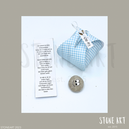 Handgefertigter Schmunzelstein von Stoneart2015 in Form eines kleinen Steins mit einem fröhlichen Gesicht. Der Stein dient als Glücksbringer, Trostspender und Mutmacher – ideal als kleines Geschenk oder Mitbringsel.