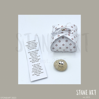 Handgefertigter Schmunzelstein von Stoneart2015 in Form eines kleinen Steins mit einem fröhlichen Gesicht. Der Stein dient als Glücksbringer, Trostspender und Mutmacher – ideal als kleines Geschenk oder Mitbringsel.