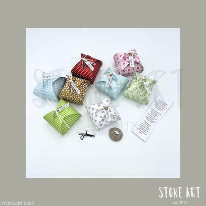 Handgefertigter Schmunzelstein von Stoneart2015 in Form eines kleinen Steins mit einem fröhlichen Gesicht. Der Stein dient als Glücksbringer, Trostspender und Mutmacher – ideal als kleines Geschenk oder Mitbringsel.