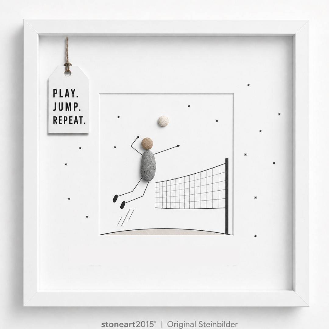 Steinbild mit einem Volleyballspieler aus Kieselsteinen, der über ein gezeichnetes Netz zum Angriff springt, kleine Sterne, Schriftzug Play Jump Repeat