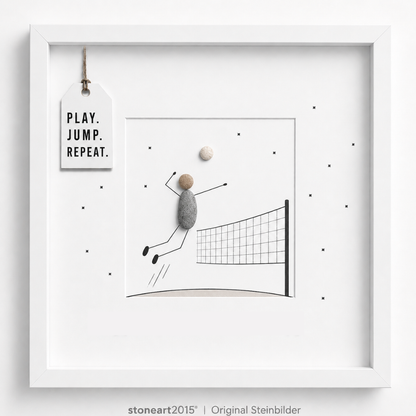 Steinbild mit einem Volleyballspieler aus Kieselsteinen, der über ein gezeichnetes Netz zum Angriff springt, kleine Sterne, Schriftzug Play Jump Repeat