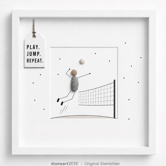 Steinbild mit einem Volleyballspieler aus Kieselsteinen, der über ein gezeichnetes Netz zum Angriff springt, kleine Sterne, Schriftzug Play Jump Repeat