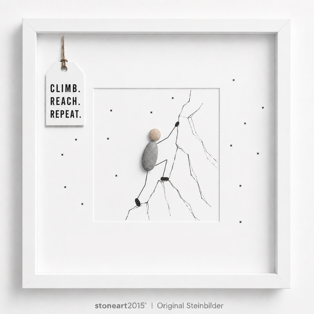 Steinbild mit einem Kletterer aus Kieselsteinen an einer gezeichneten Kletterwand, kleine Sterne, Schriftzug Climb Reach Repeat