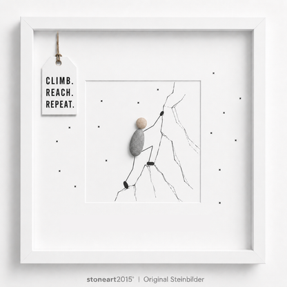 Steinbild mit einem Kletterer aus Kieselsteinen an einer gezeichneten Kletterwand, kleine Sterne, Schriftzug Climb Reach Repeat