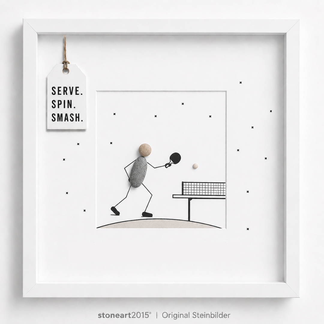 Steinbild mit einem Tischtennisspieler aus Kieselsteinen mit Schläger und Ball an einer gezeichneten Tischtennisplatte, kleine Sterne, Schriftzug Serve Spin Smash