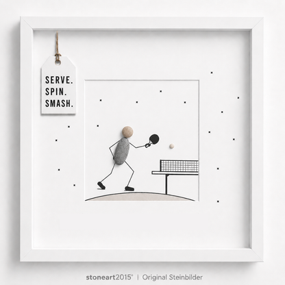 Steinbild mit einem Tischtennisspieler aus Kieselsteinen mit Schläger und Ball an einer gezeichneten Tischtennisplatte, kleine Sterne, Schriftzug Serve Spin Smash